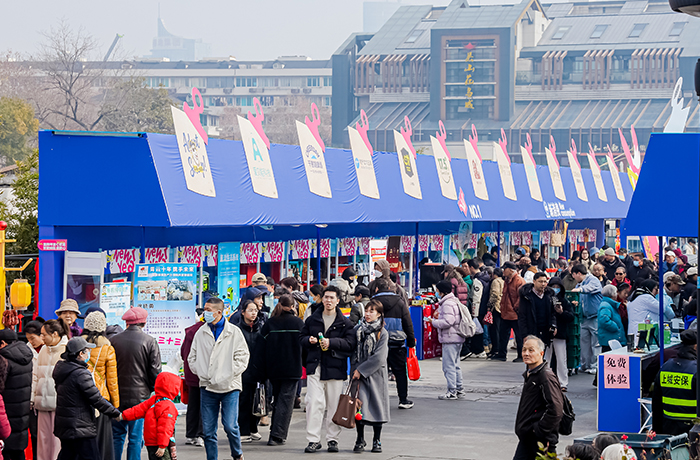 科技年貨暖人心！外骨骼機(jī)器人亮相浙江新春消費(fèi)季，助力銀發(fā)族自在行走